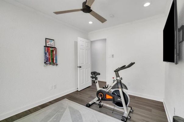 Fitness Equipment, Interior, Recessed Lighting, Wood Texture Flooring