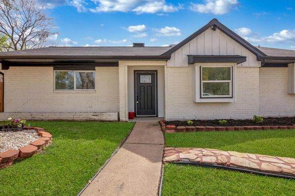 Exterior, Facade, Ranch