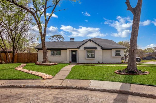 Exterior, Facade, Ranch