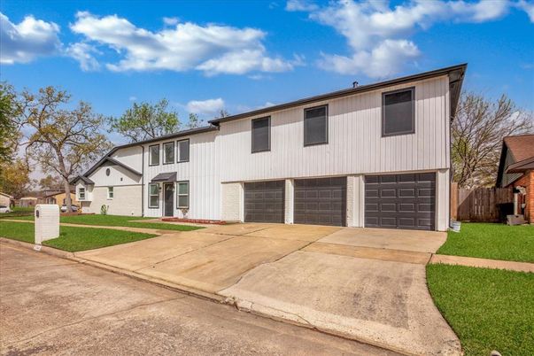 Attached, Exterior, Facade, Raised Ranch