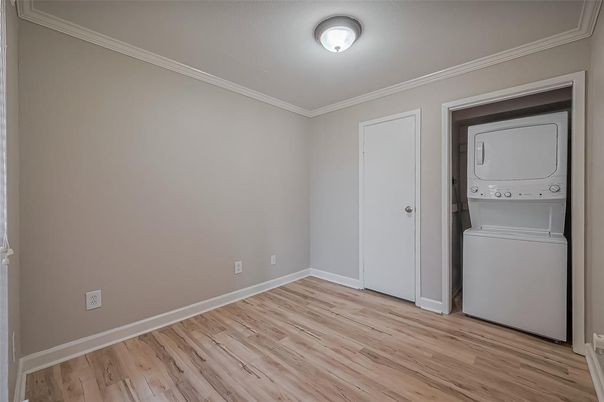 Interior, Utility Closets, Washer, Wood Texture Flooring