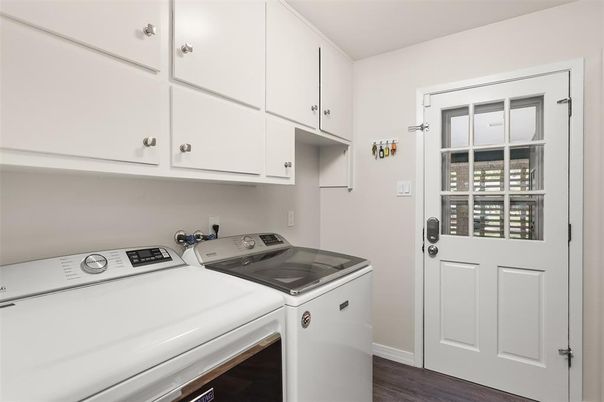 Interior, Washer, Wood Texture Flooring
