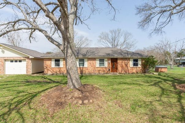 Attached, Backyard, Exterior, Facade, Brick Facade, Ranch