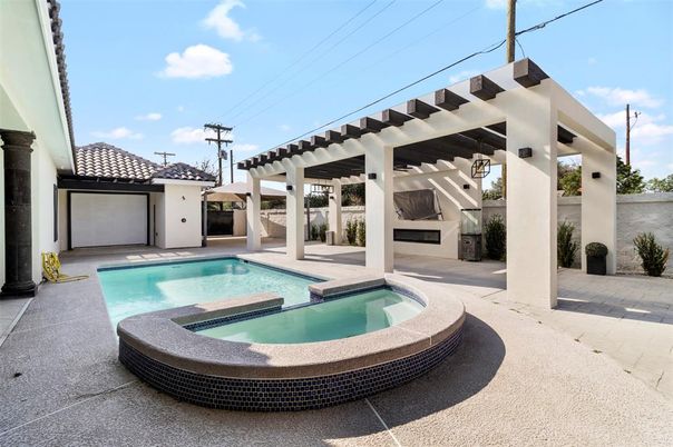 Exterior, Pool