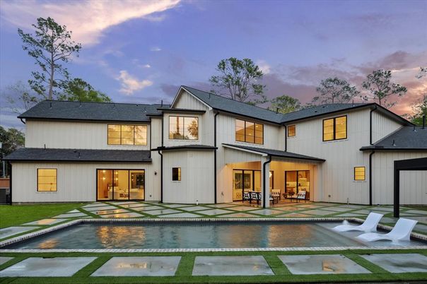 Exterior, Facade, Pool, Farmhouse