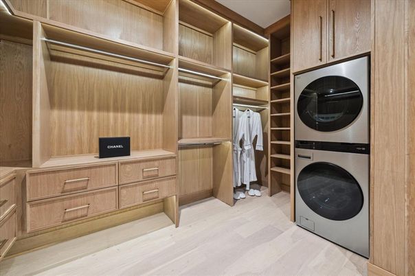 Interior, Walk-in Closets, Washer, Wood Texture Flooring