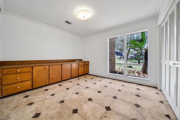 Empty room, Interior