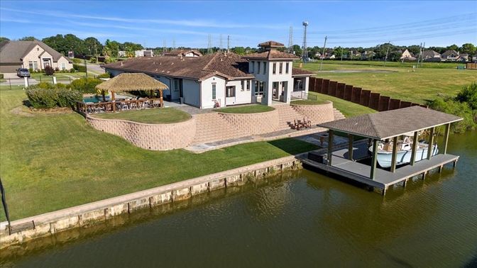 Exterior, Lake