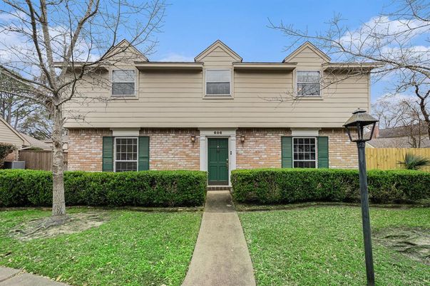 Exterior, Facade, Brick Facade, Split Level