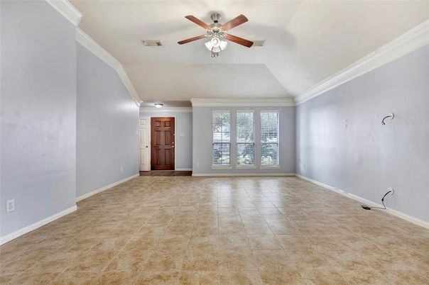 Empty room, Interior
