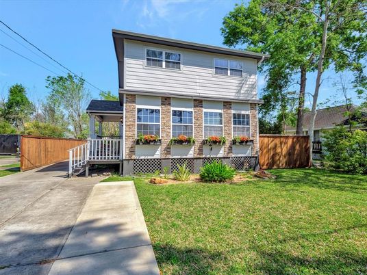 Exterior, Facade, Brick Facade, American Foursquare