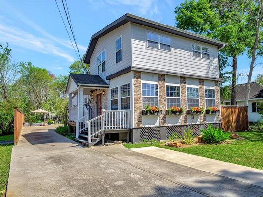 Exterior, Facade, Brick Facade, American Foursquare