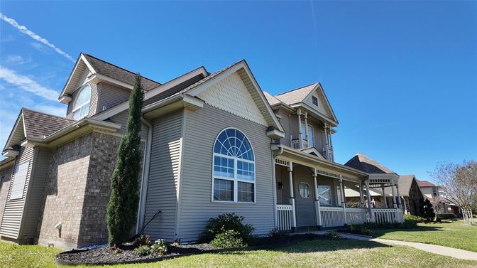 Exterior, Facade, Queen Anne Victorian