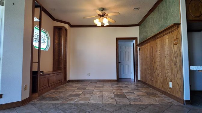 Empty room, Interior