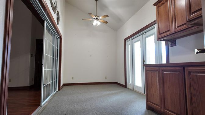Empty room, Interior
