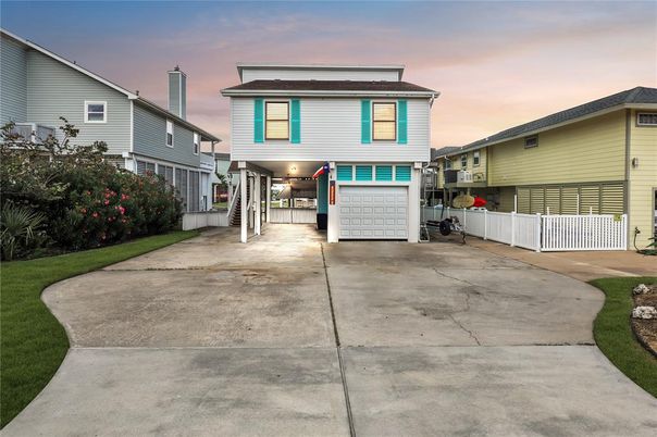 Attached, Exterior, Facade, Split Level