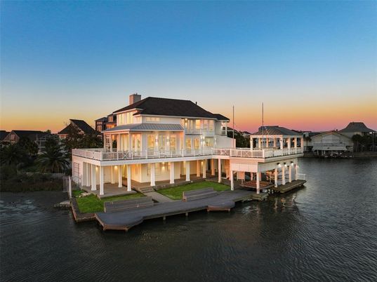Exterior, Lake