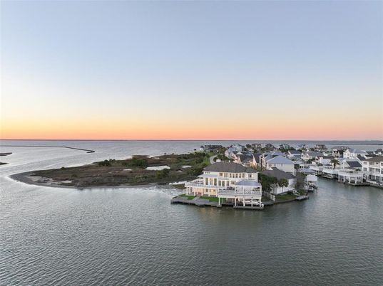 Exterior, Lake