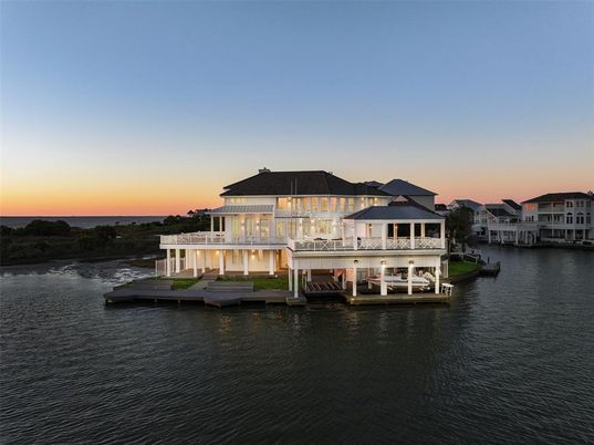 Exterior, Lake