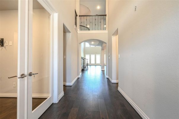 Interior, Recessed Lighting, Wood Texture Flooring