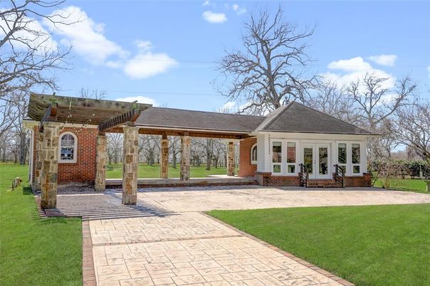 Backyard, Exterior, Facade, Brick Facade, Cape Cod