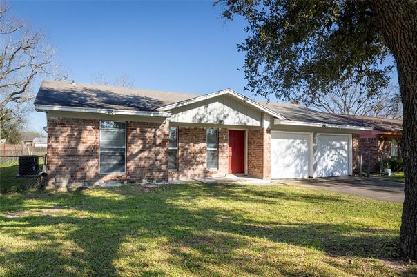 Attached, Exterior, Facade, Brick Facade, Ranch