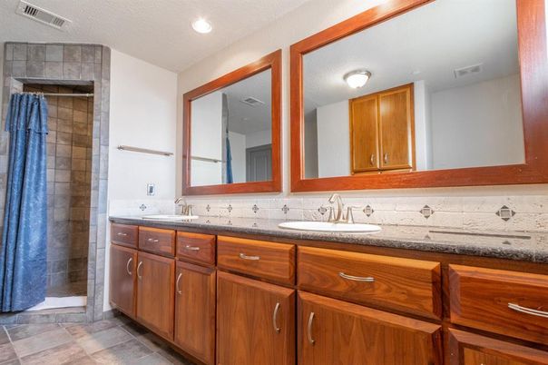 Bathroom, Dual Sink Vanities, Interior, Recessed Lighting