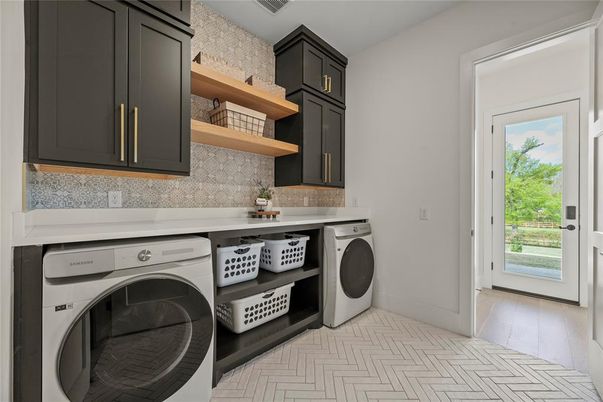 Interior, Washer, Wood Texture Flooring
