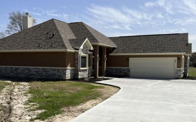 Attached, Exterior, Facade, Ranch