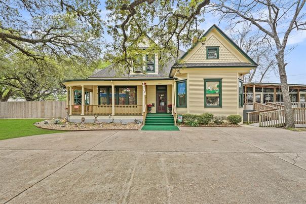 Exterior, Facade, Queen Anne Victorian