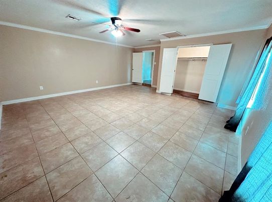 Empty room, Interior