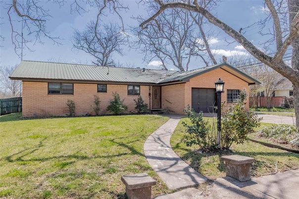 Attached, Exterior, Facade, Brick Facade, Ranch