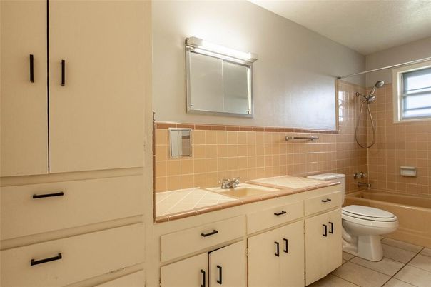 Bathroom, Interior, Tile Countertops