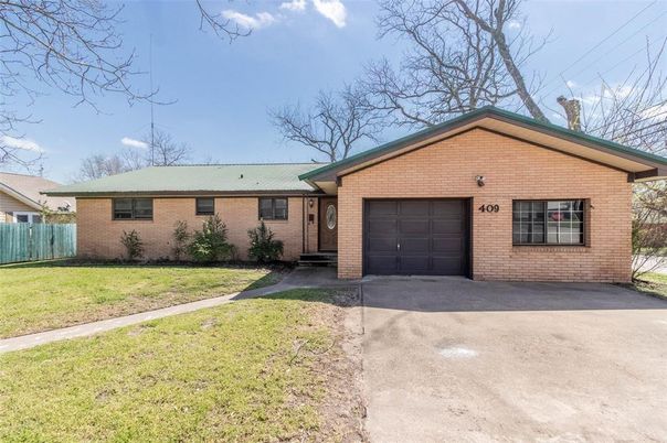 Attached, Exterior, Facade, Brick Facade, Ranch