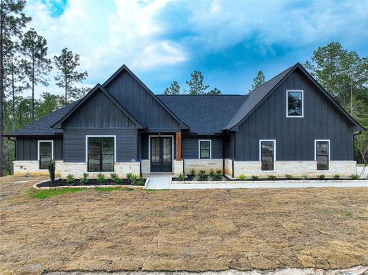 Exterior, Facade, Farmhouse
