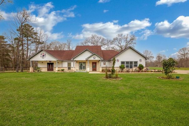 Backyard, Exterior, Facade, Ranch