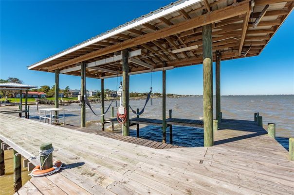 Exterior, Lake