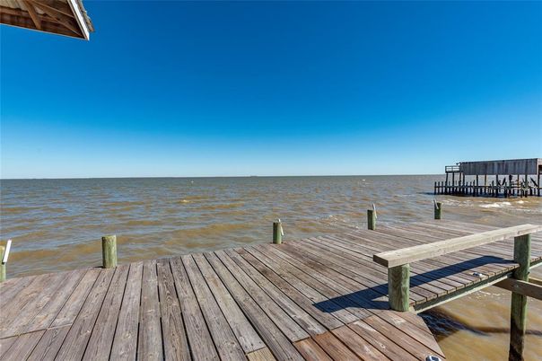 Exterior, Lake