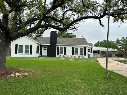 Backyard, Exterior, Facade, Ranch