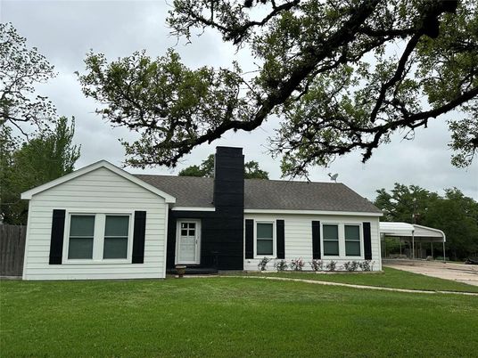 Backyard, Exterior, Facade, Ranch