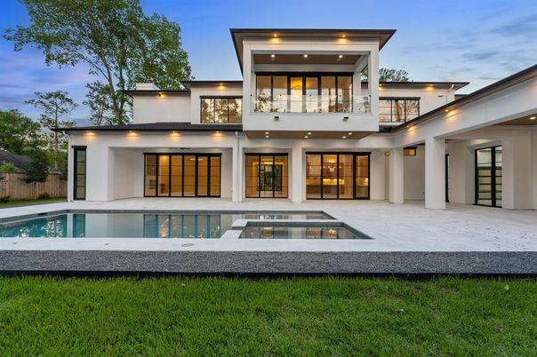 Exterior, Facade, Pool, Modern