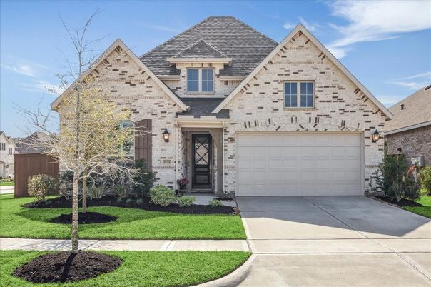 Attached, Exterior, Facade, Brick Traditional
