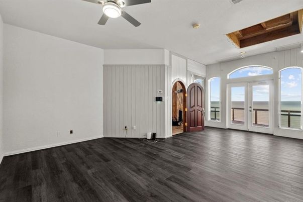 Empty room, Interior, Water, Wooden Beams, Wood Texture Flooring