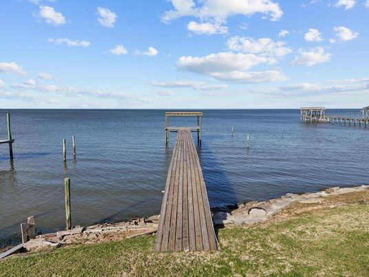 Exterior, Lake