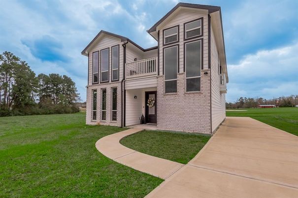 Backyard, Exterior, Facade, Brick Facade, Modern