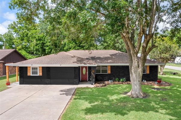 Attached, Exterior, Facade, Ranch
