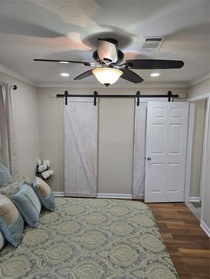 Interior, Recessed Lighting, Wood Texture Flooring