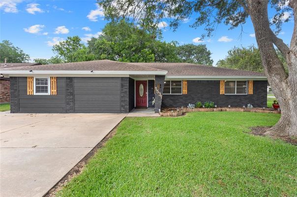 Attached, Exterior, Facade, Ranch