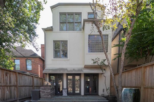 Exterior, Facade, Modern
