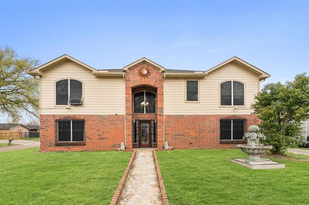 Exterior, Facade, Brick Facade, Brick Traditional